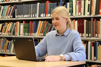 Studentin recherchiert nach Literatur