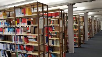 Bücherregale der Lehrbuchsammlung