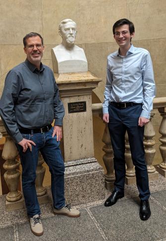 Jochen Apel und Titus Zangemeister an der Büste von Karl Zangemeister