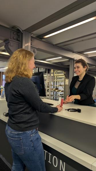 Verleih USB C Ladekabel an der Lesesaaltheke der Hauptbibliothek